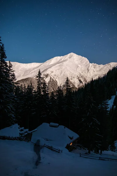 Chalet Las Montañas Invierno Por Noche — Foto de Stock