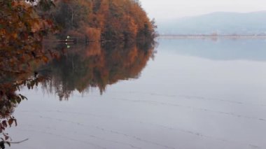 Sonbaharda sabah dubada balık tutan balıkçı. 