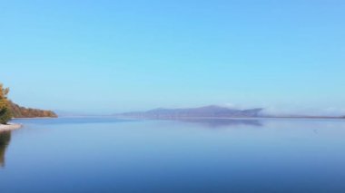 Sonbahar yavaş çekim sırasında inanılmaz göl manzarası