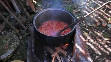 Bahçedeki odun ateşinde ezilmiş sebze pişirmek geleneksel yemektir.