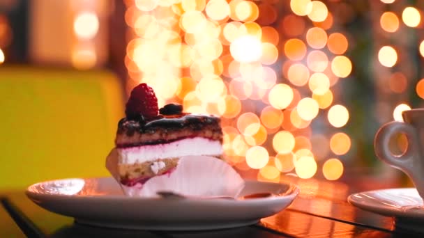 Meyveli Kek Kahve Arka Planda Işıklar Olan Ahşap Masada — Stok video