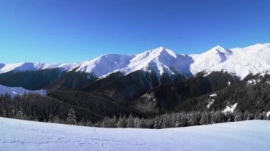 Kış mevsiminde yüksek irtifadan nefes kesici dağ manzarası