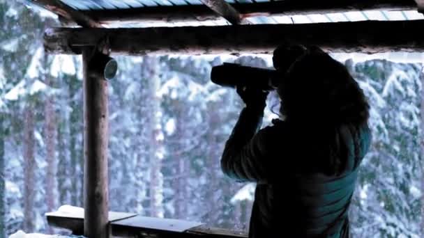 Caminante Tomando Fotos Del Chalet Montaña Durante Invierno — Vídeos de Stock