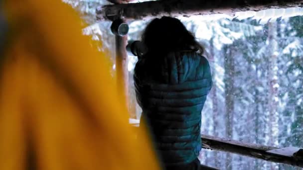 Turysta Robi Zdjęcia Górskiego Domku Zimą — Wideo stockowe