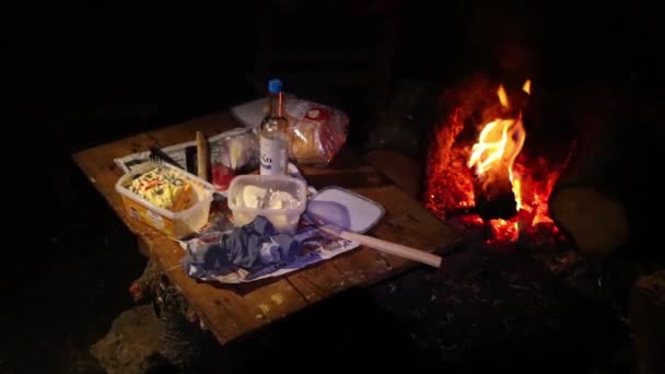 Φωτιά Στο Ξύλο Και Τροφή Στο Σαλέ Χειμώνα — Αρχείο Βίντεο