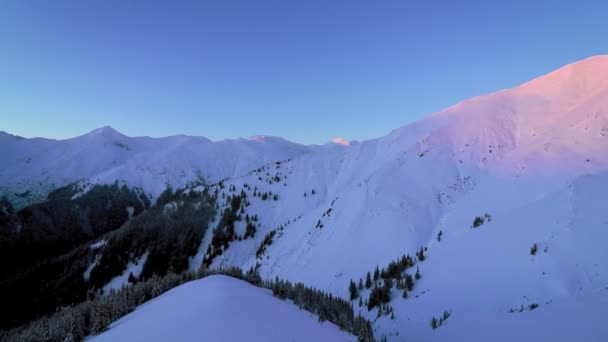 Impresionante Paisaje Montaña Desde Los Picos Temporada Invierno Durante Atardecer — Vídeo de stock