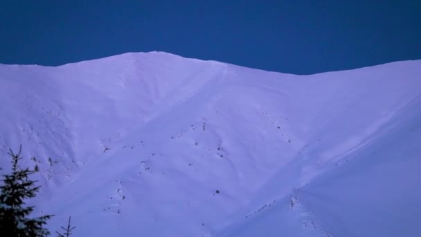 Zapierający Dech Piersiach Górski Krajobraz Szczytów Sezonie Zimowym Podczas Zachodu — Wideo stockowe