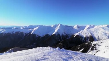 Kış mevsiminde yüksek irtifadan nefes kesici dağ manzarası
