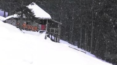 Kış boyunca dağlardaki dağ evinde inanılmaz bir kar günü yaşanıyor.