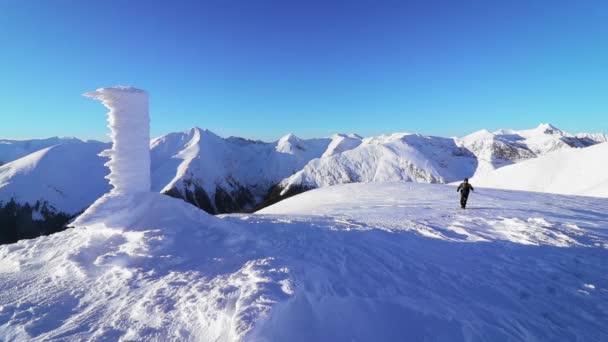 Excursionista Llega Cima Montaña Invierno — Vídeos de Stock