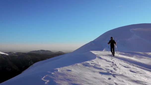 Niesamowity Krajobraz Górski Turystą Wędrówki Szczytach Zimą Podczas Zachodu Słońca — Wideo stockowe