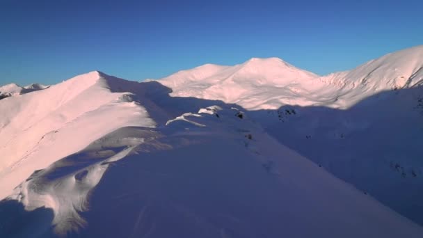 Adembenemend Berglandschap Vanaf Toppen Het Winterseizoen Tijdens Zonsondergang — Stockvideo