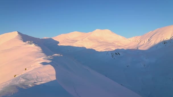 Захоплюючий Гірський Пейзаж Вершин Зимовий Сезон Під Час Заходу Сонця — стокове відео