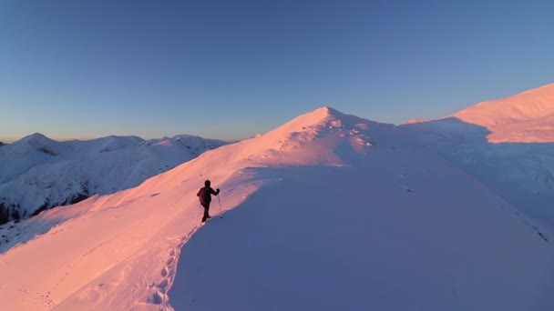 Dech Beroucí Horský Scenář Pěší Turistikou Vrcholcích Zimě Během Západu — Stock video