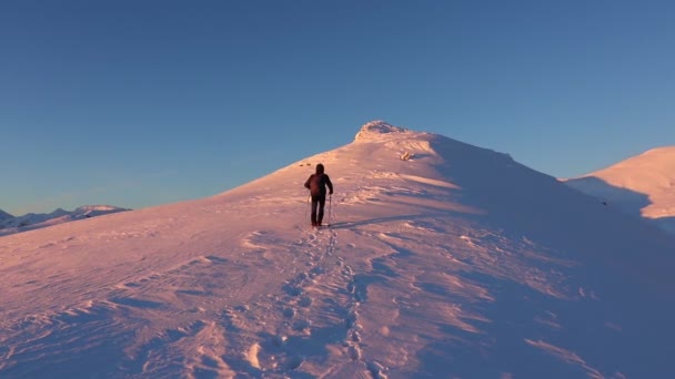 Kışın Gün Batımında Zirvelerde Yürüyüş Yaparak Nefes Kesici Bir Dağ — Stok video