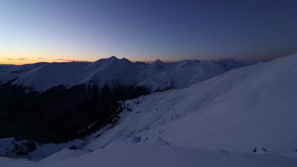 Zapierający Dech Piersiach Górski Krajobraz Szczytów Sezonie Zimowym Podczas Zachodu — Wideo stockowe