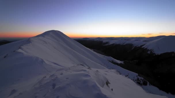 Adembenemend Berglandschap Vanaf Toppen Het Winterseizoen Tijdens Zonsondergang — Stockvideo