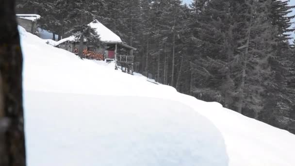 Geweldige Sneeuwdag Het Chalet Bergen Tijdens Winter — Stockvideo