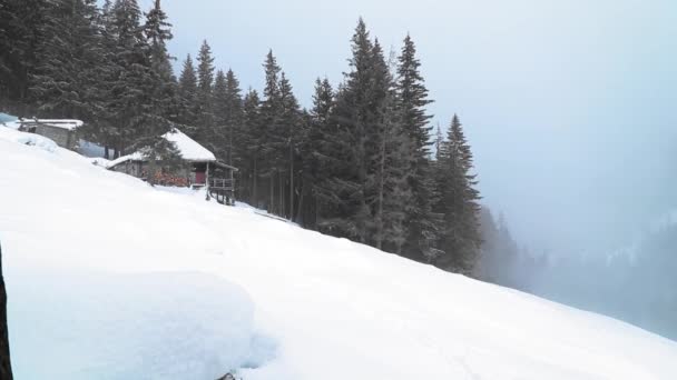 Εκπληκτική Χιονισμένη Μέρα Στο Σαλέ Στα Βουνά Κατά Διάρκεια Του — Αρχείο Βίντεο