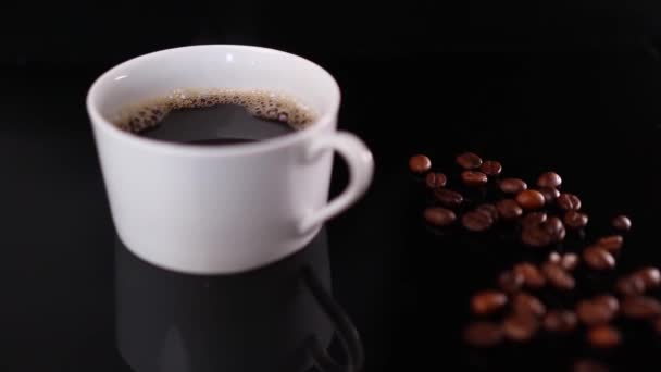 Λευκό Φλιτζάνι Καφέ Και Ψητά Φασόλια Μαύρο Φόντο — Αρχείο Βίντεο