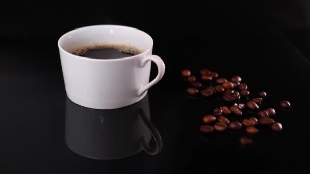 Біла Чашка Кави Смажені Боби Чорному Тлі — стокове відео