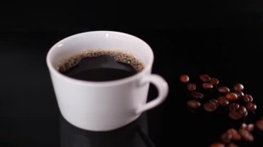 Siyah arka planda beyaz kahve ve kızarmış fasulye.