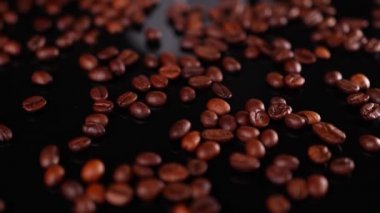 Siyah arka planda beyaz kahve ve kızarmış fasulye.