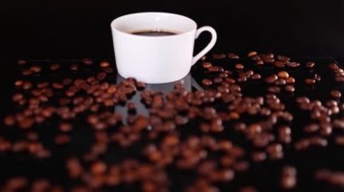 Siyah arka planda beyaz kahve ve kızarmış fasulye.