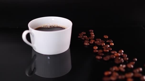 Branco Xícara Café Feijão Assado Fundo Preto — Vídeo de Stock
