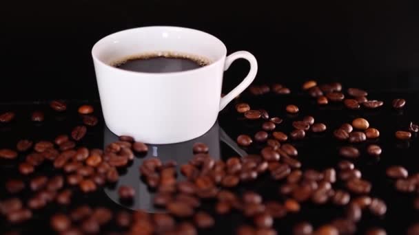 Λευκό Φλιτζάνι Καφέ Και Ψητά Φασόλια Μαύρο Φόντο — Αρχείο Βίντεο