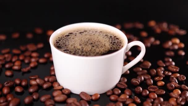 Witte Kop Koffie Gebrande Bonen Zwarte Achtergrond — Stockvideo