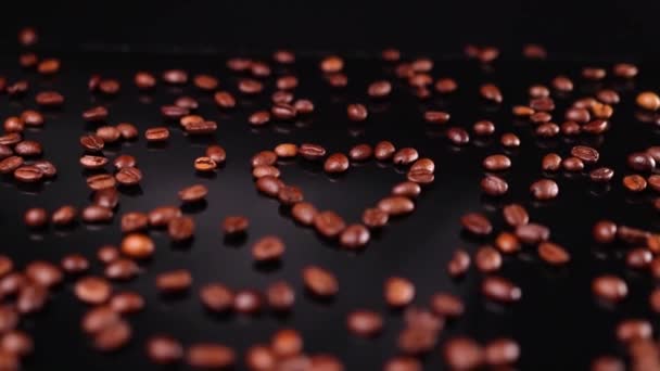 Granos Café Forma Corazón Sobre Fondo Negro — Vídeos de Stock