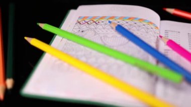 Renkli kalemler ve siyah arkaplan üzerine bir günlük