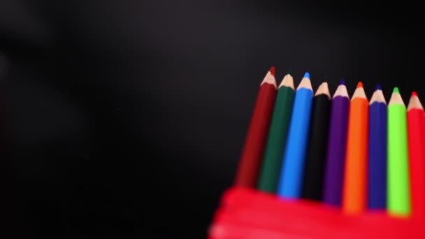 Kolorowe Ołówki Czarnym Tle Slow Motion Footage — Wideo stockowe