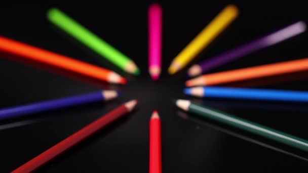 Crayons Couleur Sur Fond Noir Séquences Ralenti — Video