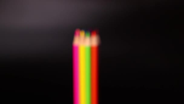 Kolorowe Ołówki Czarnym Tle Slow Motion Footage — Wideo stockowe
