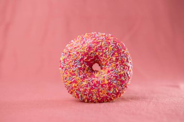 Pembe arka planda pembe çörek.