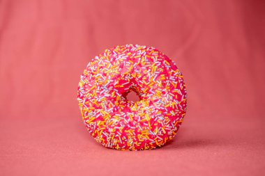 Pembe arka planda pembe çörek.