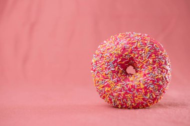 Pembe arka planda pembe çörek.