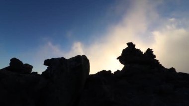 Sonbaharda dağın tepesinden güzel bir gün batımı.