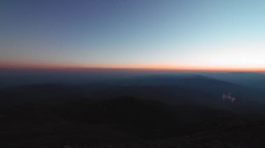 Sonbaharda dağın tepesinden güzel bir gün batımı.