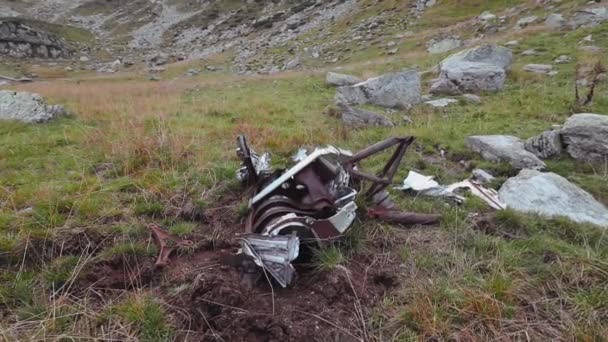 二战期间坠毁在山上的飞机的零件 — 图库视频影像