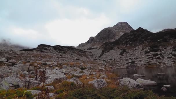 Twee Wandelaars Lopen Berg Met Galciaal Meer Een Bewolkte Dag — Stockvideo