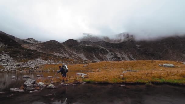 Dos Excursionistas Caminan Montaña Con Lago Galcial Día Nublado — Vídeos de Stock