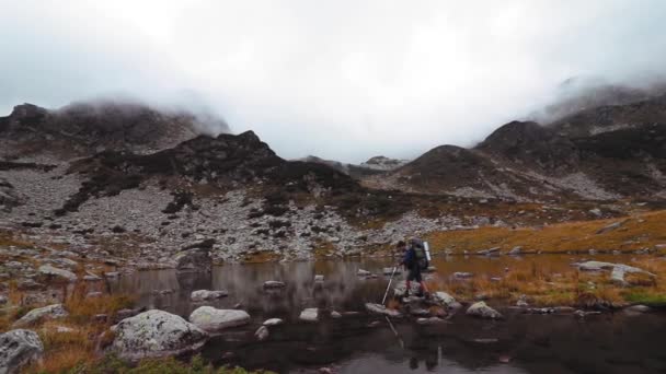 Dois Caminhantes Caminham Moutain Com Lago Galcial Dia Nublado — Vídeo de Stock