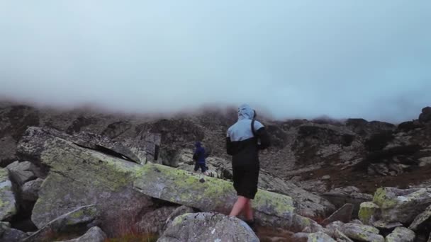 Senderistas Caminan Sobre Acantilados Montaña Rocosa Temporada Otoño — Vídeos de Stock