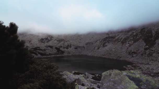 Piękne Jezioro Polodowcowe Skalistej Górze Jesienią — Wideo stockowe