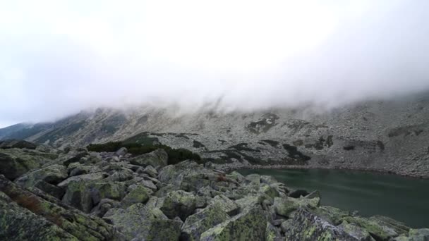 秋の岩山の中の美しい氷河湖 — ストック動画
