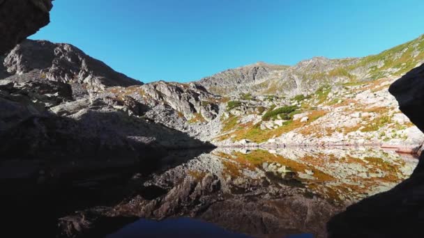 Bela Reflexão Lago Glacial Uma Montanha Rochosa Tempo Outono — Vídeo de Stock