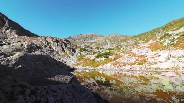 Hermoso Reflejo Del Lago Glacial Una Montaña Rocosa Otoño — Vídeos de Stock